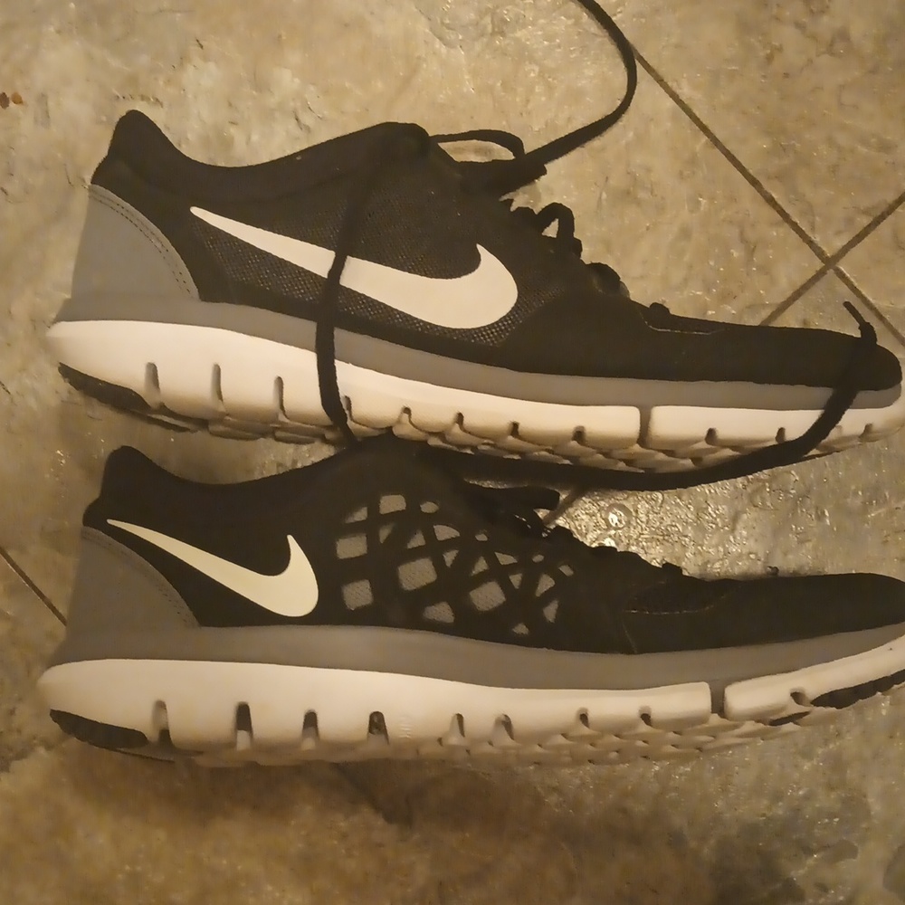 Nike track shoe size 10 black Gray white